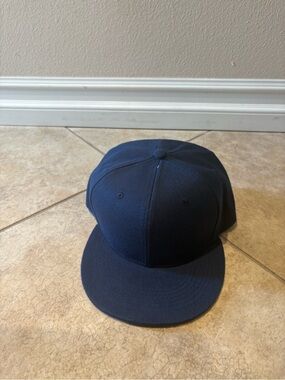 Unisex adjustable cap. 80% acrylic, 20% wool.